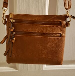 Tan cross body purse perfect size for a day or night out!